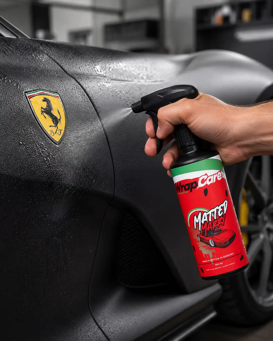 WrapCare Detailer matted marry wird auf einen Ferrari 812 aufgesprüht