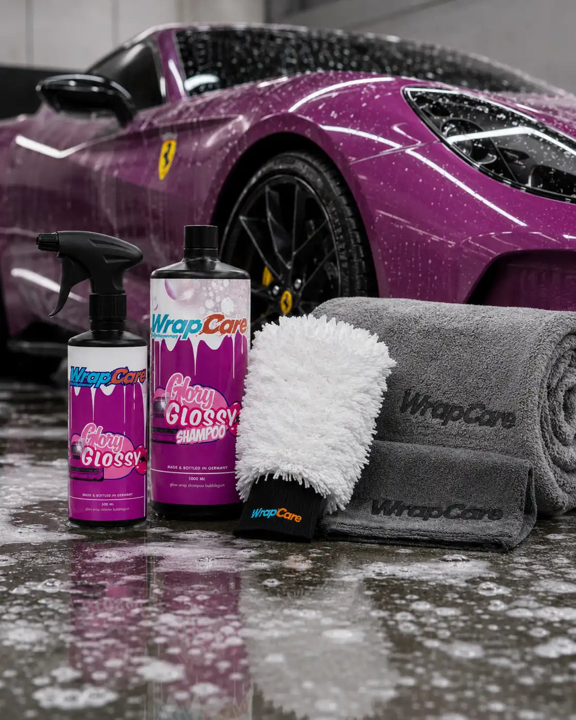 Ein WrapCare Vorteilsset steht vor einem Ferrari 812
